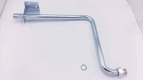 Gasanschlussrohr mit gebogenem Ende und zwei Anschlüssen. Metallisch verchromt, geeignet für Remeha Heizgeräte. Im Bild auch ein O-Ring sichtbar.